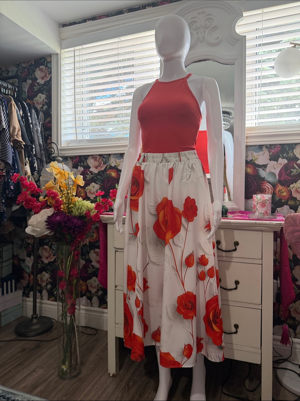 White Midi Skirt with ORANGE 🍊 Floral Print. With matching ORANGE tank
♥️🛍️